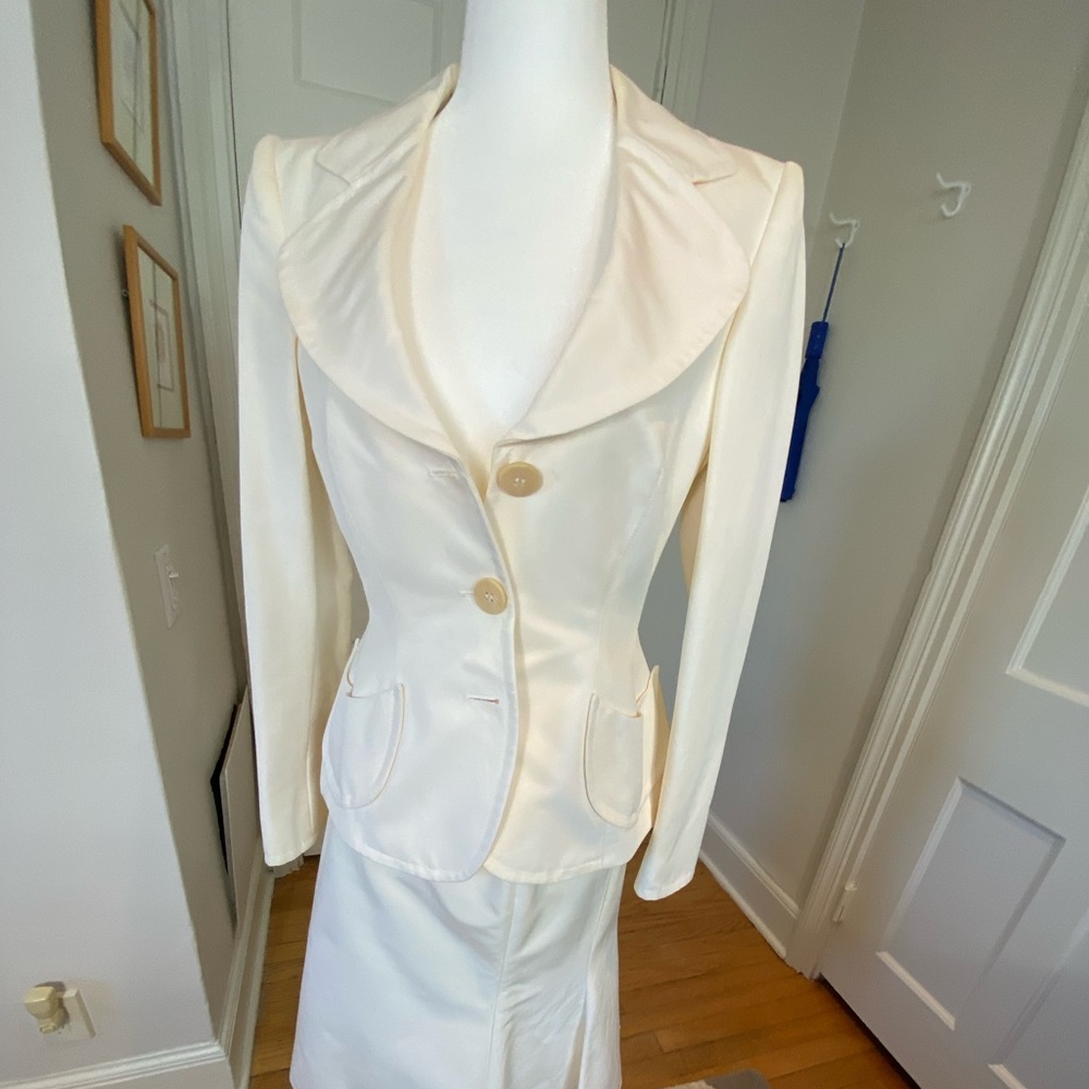 Classic crème Armani collecioni women’s suit.  Size 4